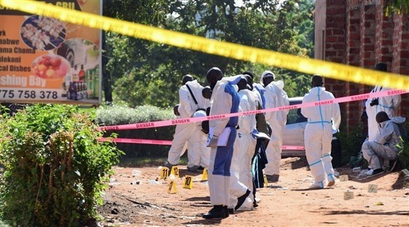 محققون أوغنديون في موقع التفجير الإرهابي (رويترز)