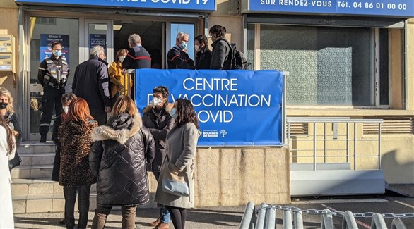 فرنسيون أمام مركز تطعيم ضد كورونا في بوش دو رون (أرشيف)