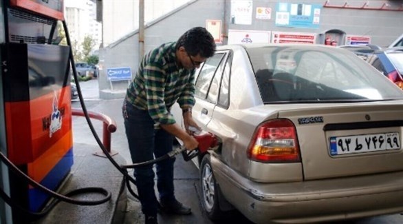 إيراني يملأ سيارته بالوقود (أرشيف)