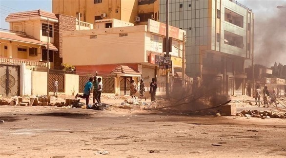 محتجون سودانيون يغلقون شارعاً في الخرطوم (تويتر)