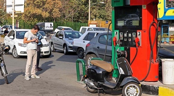 طابور أمام إحدى محطات الوقود في طهران (أرشيف)