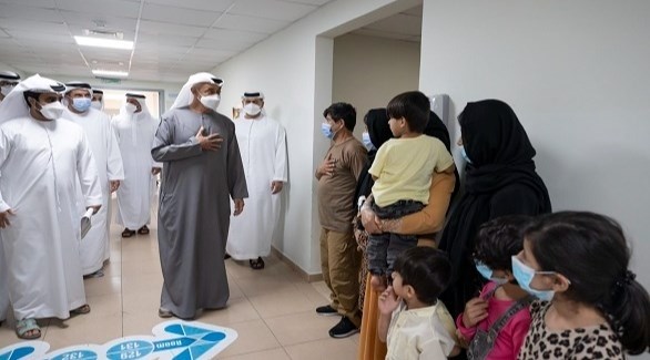 ولي عهد أبوظبي الشيخ محمد بن زايد يزور مقيمين في مدينة الإمارات الإنسانية في أبوظبي  (أرشيف)