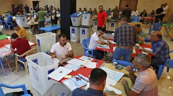 موظفون في مفوضية الانتخابات العراقية يعدون الأصوات يدوياً (أرشيف) 