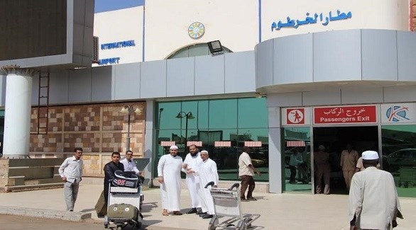 مسافرون أمام مطار الخرطوم الدولي (أرشيف)