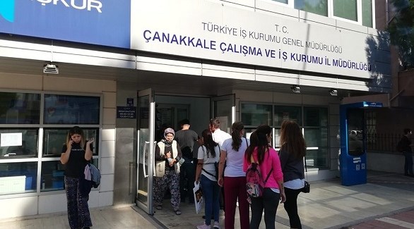عاطلون عن العمل أمام هيئة التوظيف التركية في اسطنبول (أرشيف)