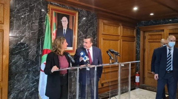 المسؤولة الاسبانية إلى جانب المسؤول الجزائري قبيل بدء المؤتمر الصحفي المشترك (الإعلام الإسباني)