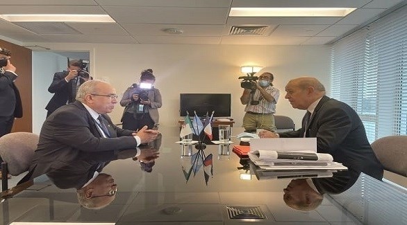 وزيرا الخارجية الفرنسي جان إيف لودريان والجزائري رمتان العمامرة (أرشيف)