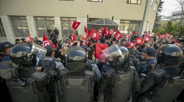 متظاهرون أمام مقر اتحاد القرضاوي في تونس للمطالبة بإغلاقه  (أرشيف)