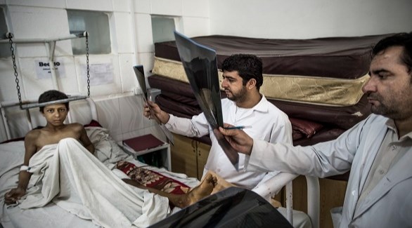 طبيبان أفغانيان مع مريض في مستشفى بكابول (أرشيف)