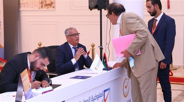 موظفو المفوضية الوطنية العليا للانتخابات الليبية خلال استقبال طلبات الترشح (تويتر)