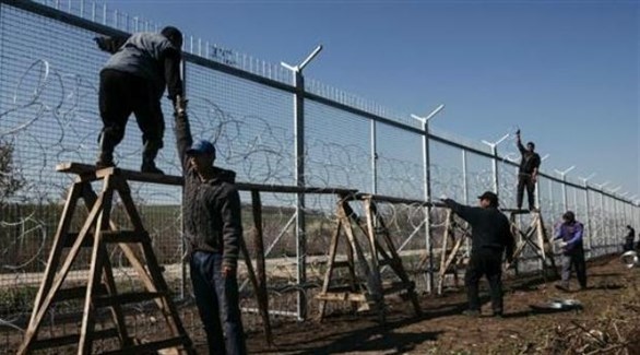 مهاجرون يحاولون عبور سياج حدودي بين بلغاريا وتركيا (أرشيف)