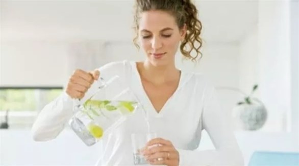ماء الليمون يساعد على خسارة الوزن (إكسبريس)
