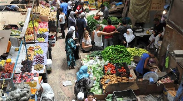 جزائريون في سوق شعبية بالعاصمة (أرشيف)