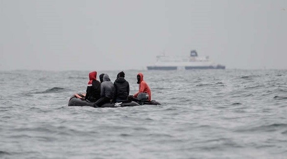 مهاجرون على متن زورق مطاطي في بحر المانش بين فرنسا وانجلترا (أرشيف)