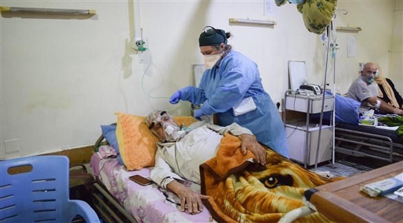 ممرضة ترعى مريضاً بكورونا مستشفى في بغداد (أرشيف)