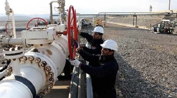 مهندسون خلال إصلاح خط أنابيب نفطي في الزاوية الليبية (أرشيف)