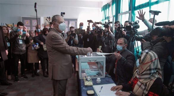 مسؤول جزائري يدلي بصوته في الانتخابات (تويتر)