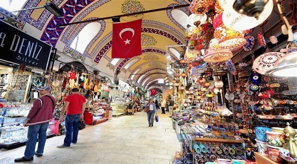 أتراك في سوق بمدينة إسطنبول (أرشيف)