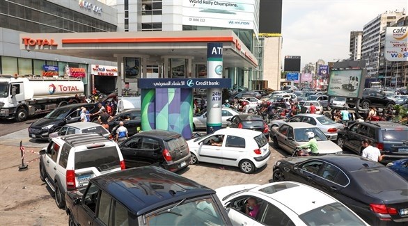 سيارات أمام محطة وقود في لبنان (رويترز)