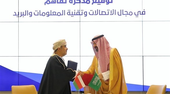 وزير الاتصالات السعودي عبدالله السواحه ووزير النقل والاتصالات العماني سعيد المعولي (واس)