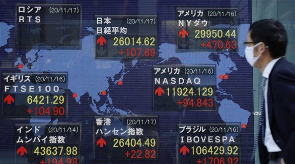 وسيط أمام شاشة تداول الأسهم في بورصة طوكيو (أرشيف)