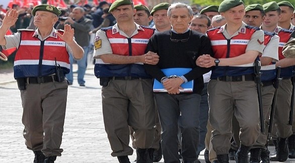عناصر من الشرطة العسكرية التركية يقودون معتقلين بتهمة الانقلاب (أرشيف)