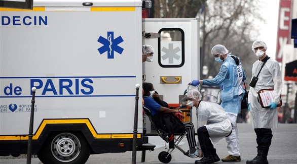 مسعفون في باريس ينقلون مصاباً بكورونا (أرشيف)