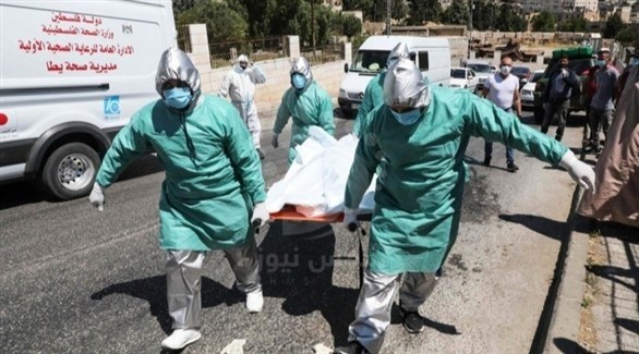 فلسطينيون ينقلون جثمان أحد ضحايا كورونا في الضفة الغربية (أرشيف)