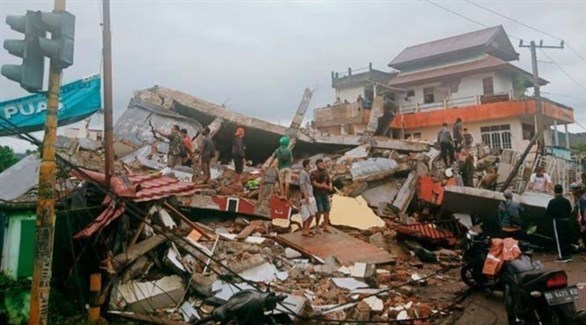 مدنيون وسط أنقاض بيوتهم بعد الزلزال في إندونيسيا (تويتر)