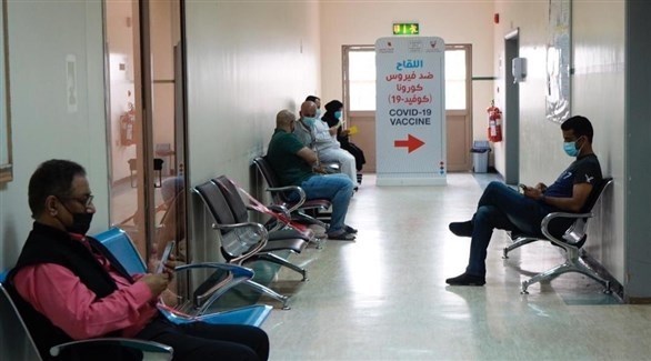 بحرينيون ينتظرون الحصول على لقاح كورونا (تويتر)
