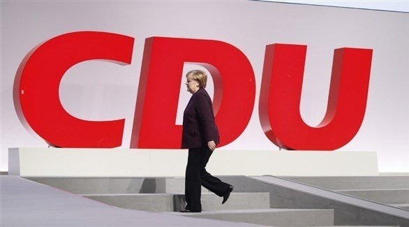 المستشارة الألمانية أنجيلا ميركل أمام شعار حزبها (أرشيف)