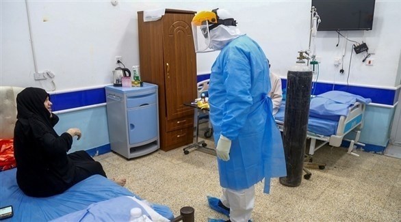 طبيب يرعى مريضة في أحد مستشفيات بغداد (أرشيف)