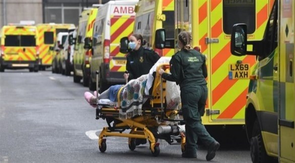 مسعفتان بريطانيتان تنقلان مصاباً بكورونا في لندن (أرشيف)
