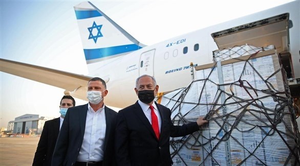 رئيس الوزراء الإسرائيلي بنيامين نتانياهو عند استقبال أول دفعة من اللقاحات (أرشيف)