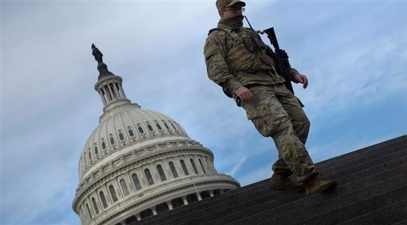 عسكري من الحرس الوطني الأمريكي أمام مبنى الكابيتول في واشنطن (أرشيف)