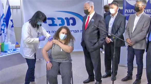 تلقيح إسرائيلية ضد كورونا بحضور رئيس الوزراء بنيامين نتانياهو (أرشيف)