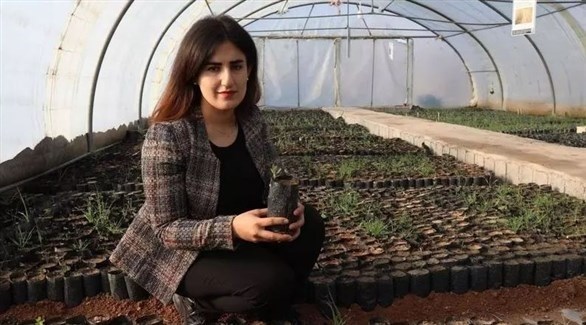 العراقية الكردية دلبند رواندوزي داخل خيمتها الزراعية (أ ف ب)