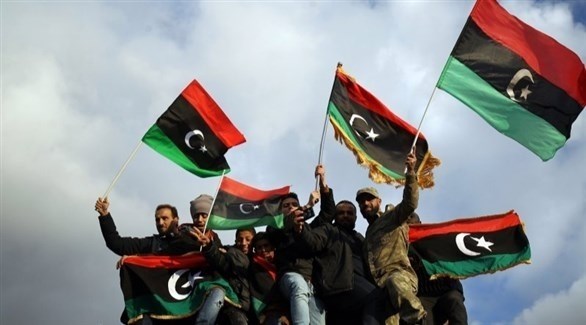 شبان يرفعون الأعلام الليبية (أرشيف)