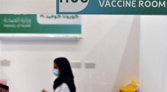 ممرضة في مركز سعودي للتطعيم باللقاح ضد كورونا (أرشيف)