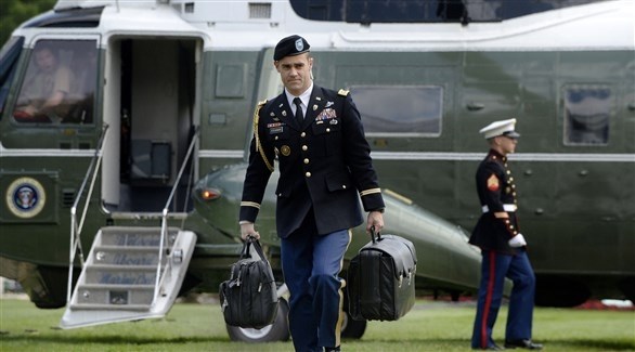 مسؤول عسكري أمريكي يحمل الحقيبة النووية (أرشيف)