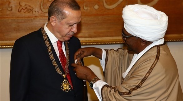 الرئيس السوداني المعزول عمر البشير يمنح نظيره التركي قلادة (أرشيف)