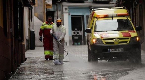 عامل صحي يطهر احد الشوارع في إسبانيا (أرشيف)