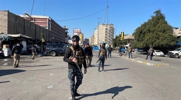 عناصر من الشرطة العراقية في محيط مكان التفجير (رويترز)