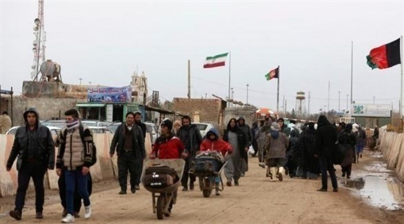 أفغان يحاولون الخروج من بلادهم عبر معبر حدودي (أرشيف)