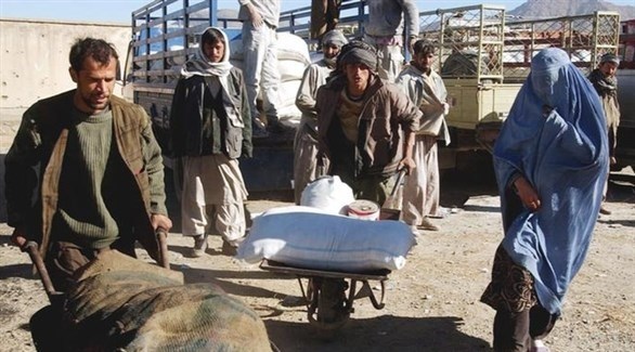 أفغان يتلقون مساعدات غذائية (أرشيف)