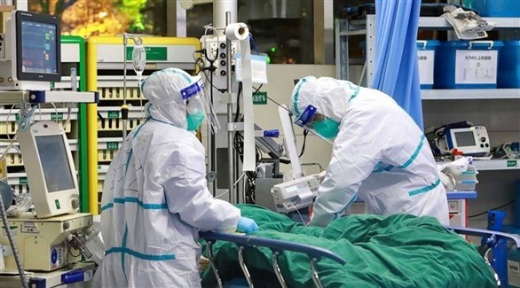 طبيبان يتابعان حالة مصاب بكورونا في مستشفى (أرشيف)
