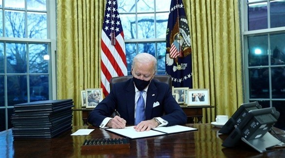 الرئيس الأمريكي جو بايدن في المكتب البيضاوي (رويترز)