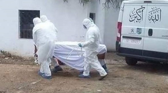 تونسيون ينقلون جثمان أحد ضحايا كورونا (أرشيف)