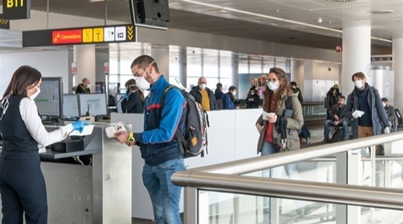 مسافرون ينهون إجراءات رحلتهم في مطار بروكسل البلجيكية (أرشيف)