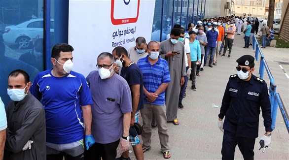 مراجعون أمام مركز الروضة وحولي الصحي في الكويت (أرشيف)